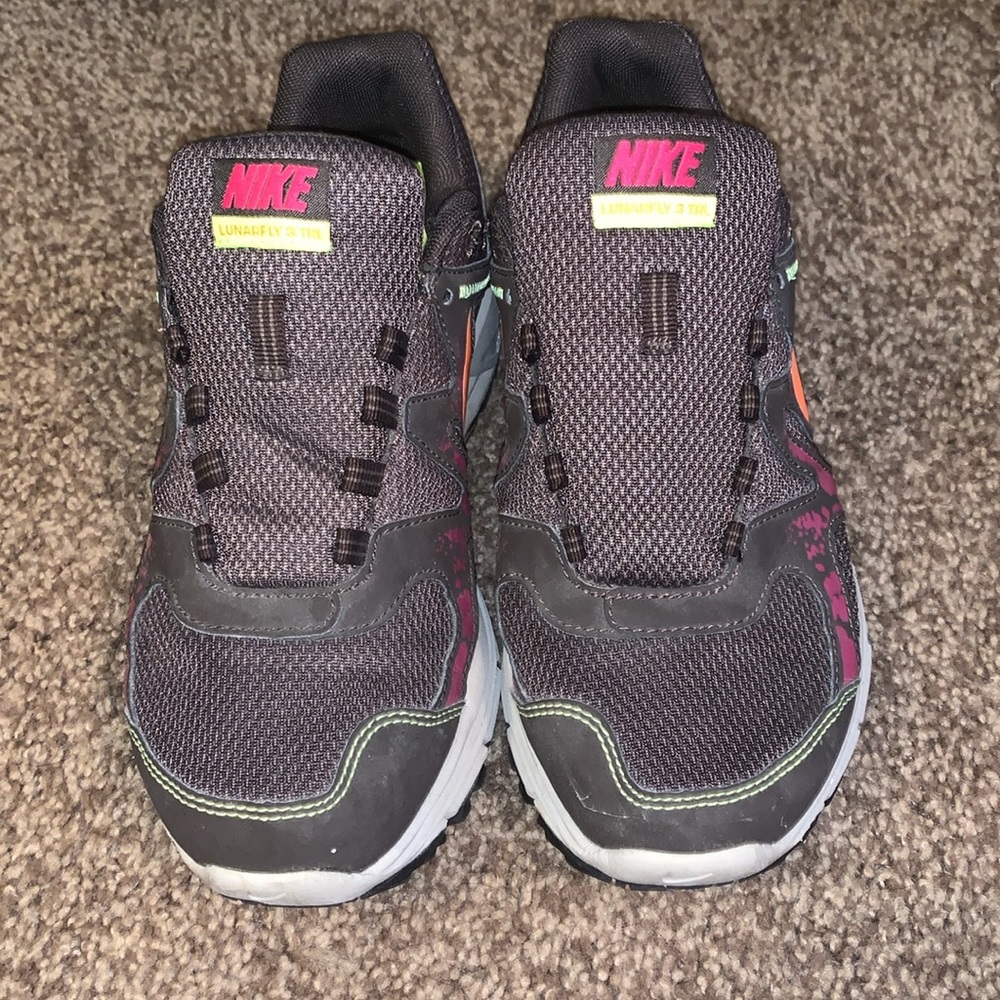 Nikes. Size 6.5. - Picture 2 of 5